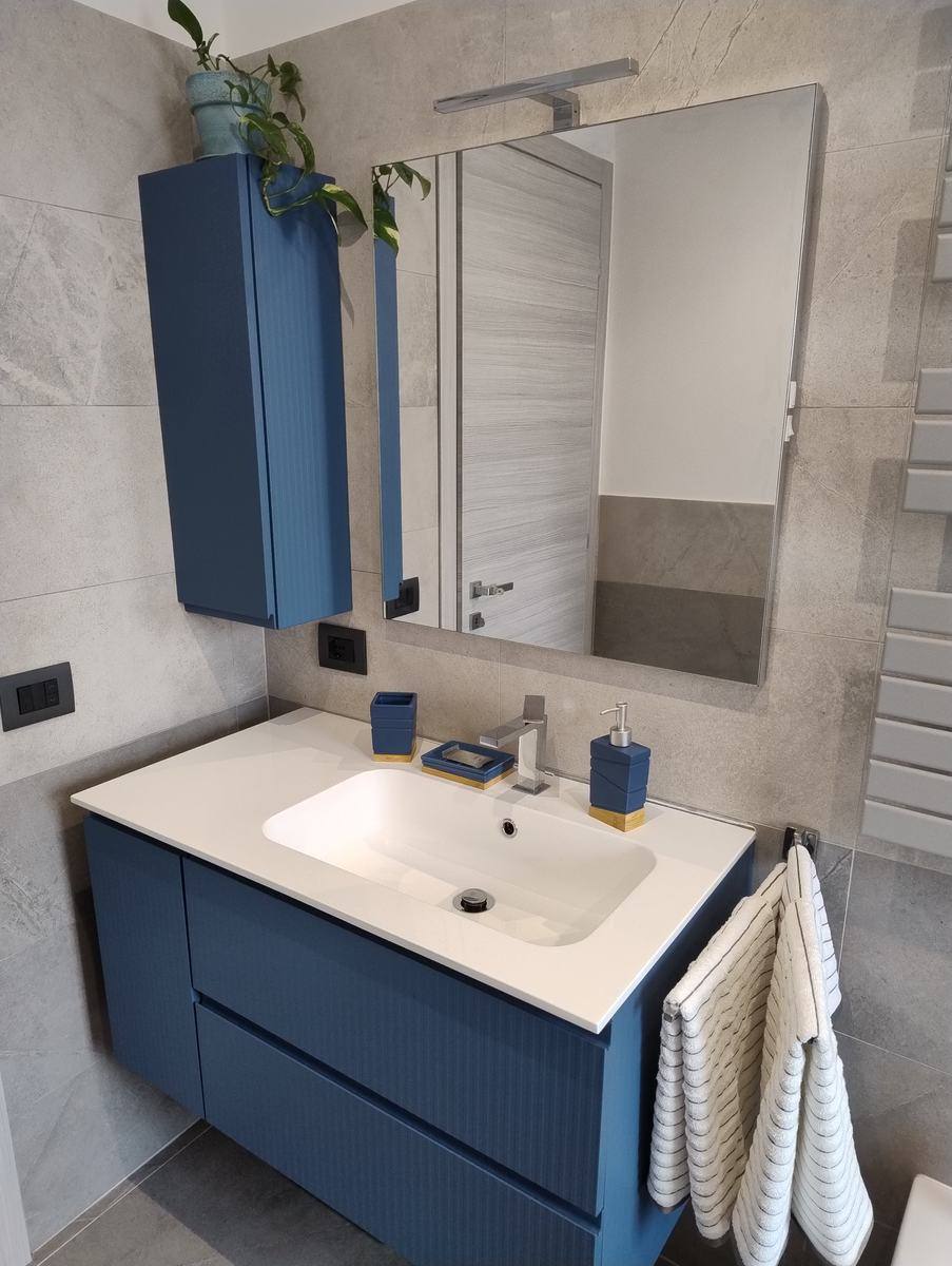 Washbasin with mirror and storage